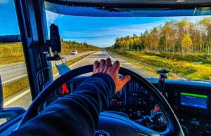 Suedia introduce taxa de poluare și scumpește autostrăzile pentru camioane taxe de drum