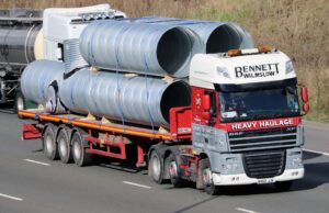 3 motive să lucrezi pe camion tip platformă ca șofer profesionist